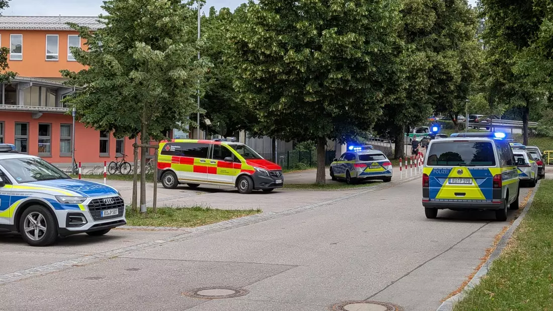 Mehrere Streifen rückten am Mittwoch zu dem Gymnasium aus. - Bild: Christoph Peters/Münchner Merkur/tz/dpa
