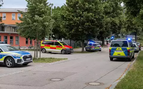Mehrere Streifen rückten am Mittwoch zu dem Gymnasium aus. - Foto: Christoph Peters/Münchner Merkur/tz/dpa