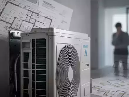 Eine moderne Wärmepumpe in einem Haus, im Hintergrund verschwommene Finanzdokumente, die Förderkürzungen andeuten. - Foto: über boerse-global.de