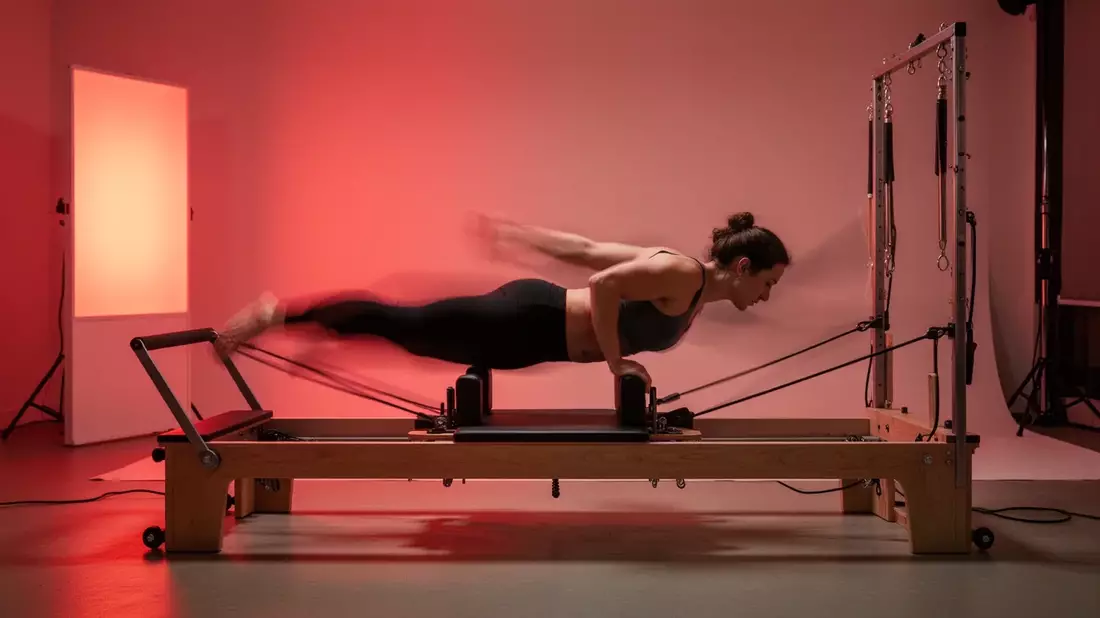 Reformer Pilates trifft Rotlicht: Neuer Fitnesstrend in Berlin