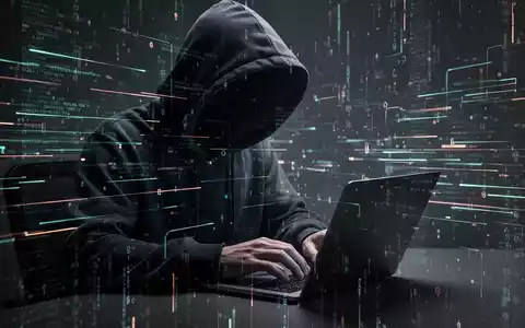 Person in Kapuzenjacke tippt auf Laptop, umgeben von digitalen Datenströmen, symbolisiert Cyberkriminalität und Datenlecks. - Foto: über boerse-global.de