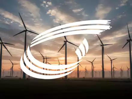 Windpark bei Sonnenaufgang mit zahlreichen Windturbinen, die sich gegen einen dramatischen, bewölkten Himmel abzeichnen. - Foto: über boerse-global.de