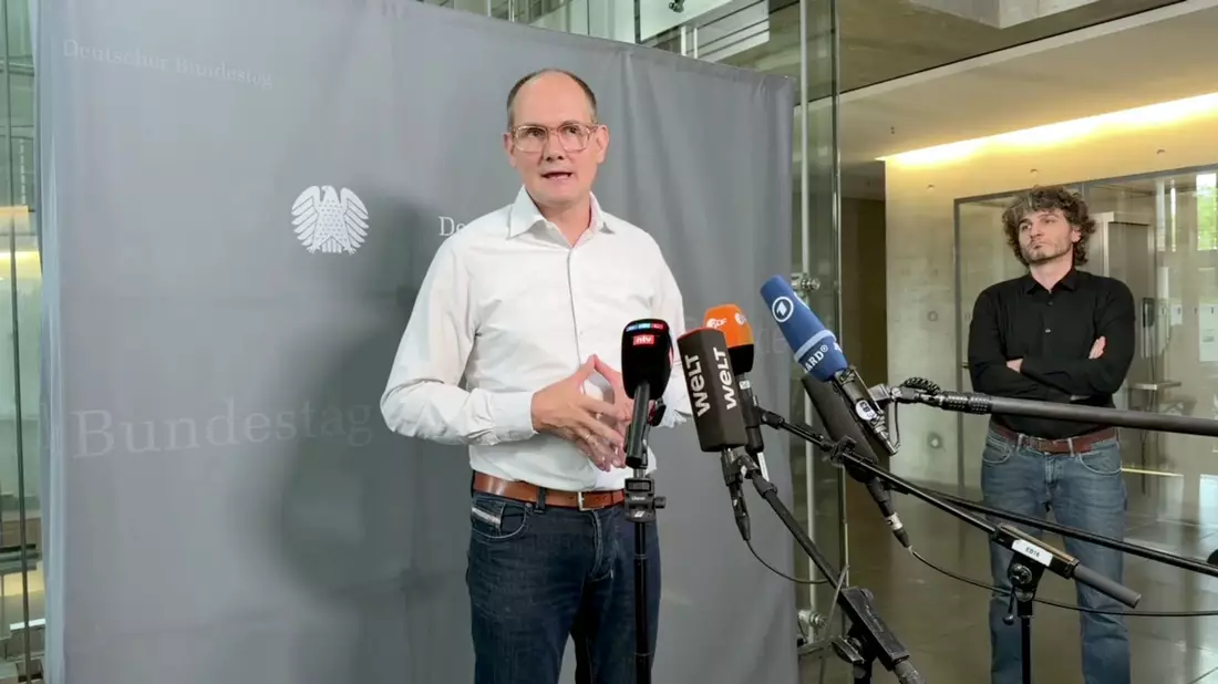 Der Grünen-Abgeordnete Dahmen ruft das Bundesverfassungsgericht an. - Bild: Carsten Koall/dpa