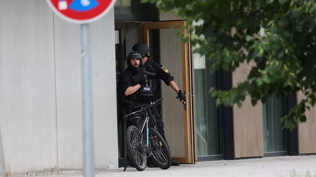 Spezialkräfte durchsuchen die Schule. - Bild: Karl-Josef Hildenbrand/dpa