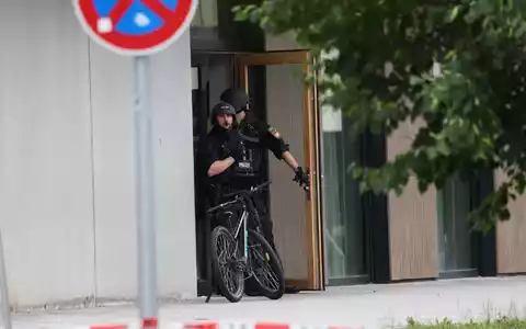 Spezialkräfte durchsuchen die Schule. - Foto: Karl-Josef Hildenbrand/dpa