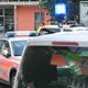 Einsatzwagen auf dem Schulhof. - Bild: Lennart Preiss/dpa