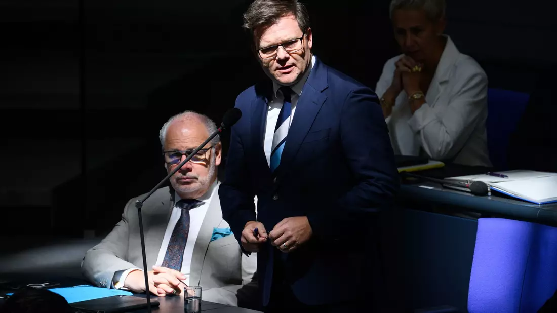 Bundesumweltminister Carsten Schneider stellte sich im Bundestag den Fragen der Abgeordneten. - Bild: Bernd von Jutrczenka/dpa