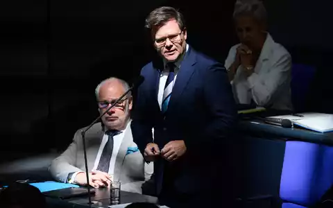 Bundesumweltminister Carsten Schneider stellte sich im Bundestag den Fragen der Abgeordneten. - Foto: Bernd von Jutrczenka/dpa
