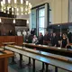 Die Nebenkläger mit ihren Anwälten im Mordprozess gegen einen Palliativarzt.  - Bild: Soeren Stache/dpa