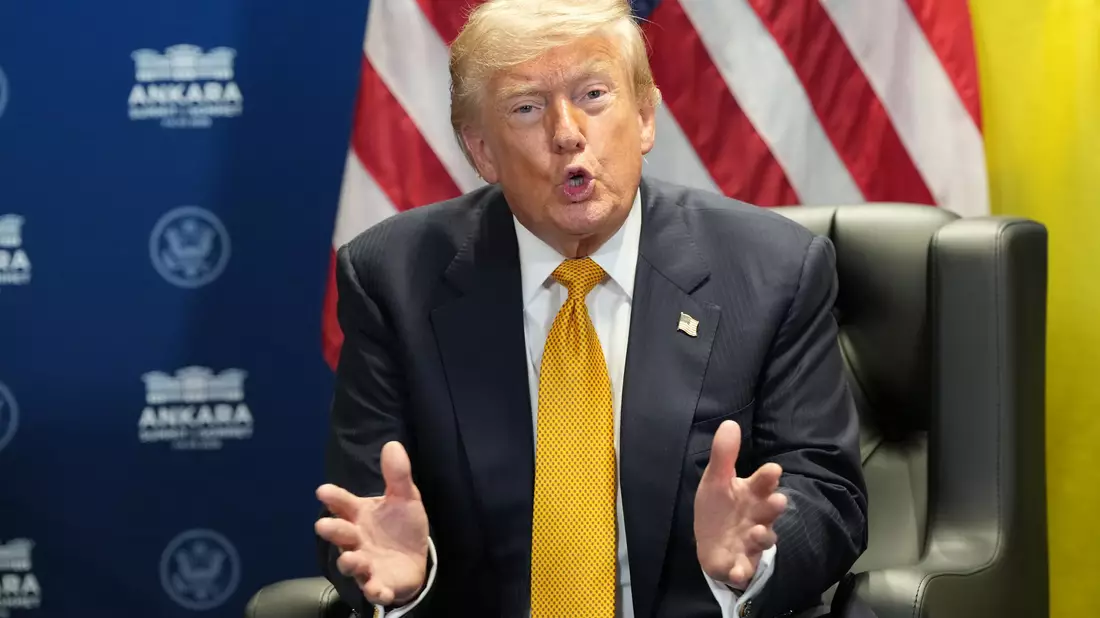 US-Präsident Donald Trump hat sich beim Nato-Gipfel in Ankara Spanien vorgeknöpft, dem er vorwarf, ein verlorener Fall und ein schrecklicher Nato-Partner zu sein. - Bild: Alex Brandon/AP/dpa
