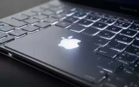 Nahaufnahme einer modernen, hinterleuchteten Aluminium-Bluetooth-Tastatur für Mac mit dezenter Spiegelung. - Foto: über boerse-global.de