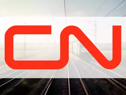 Eine weite, offene Landschaft mit Andeutungen von Bahnschienen und Getreidefeldern, die Transport und Landwirtschaft symbolisiert. - Foto: über boerse-global.de