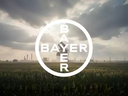 Abstrakte Darstellung des Agrarchemiesektors mit weichem Licht über einem Feld unter dramatischen Wolken, das eine große finanzielle Einigung symbolisiert. - Foto: über boerse-global.de
