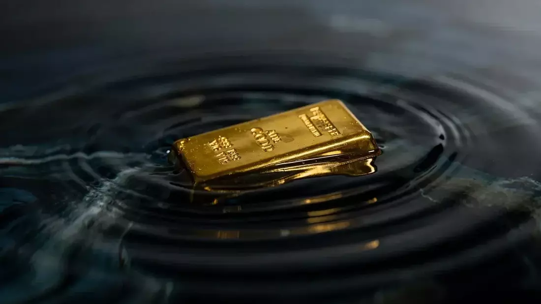 Gold Stuck Near $4,120 as Central Bank Buying Clashes with Fed Rate Hike Risks