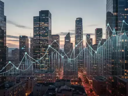 Moderne deutsche Stadtlandschaft bei Sonnenuntergang mit beleuchteten Gebäuden, symbolisiert Immobilienfinanzierung und Zinsentwicklung. - Foto: über boerse-global.de