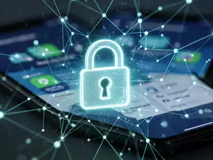 Leuchtendes Vorhängeschloss-Symbol über digitalem Netzwerk, verschwommenes Smartphone im Hintergrund, symbolisiert sichere Netzwerk-Authentifizierung. - Foto: über boerse-global.de