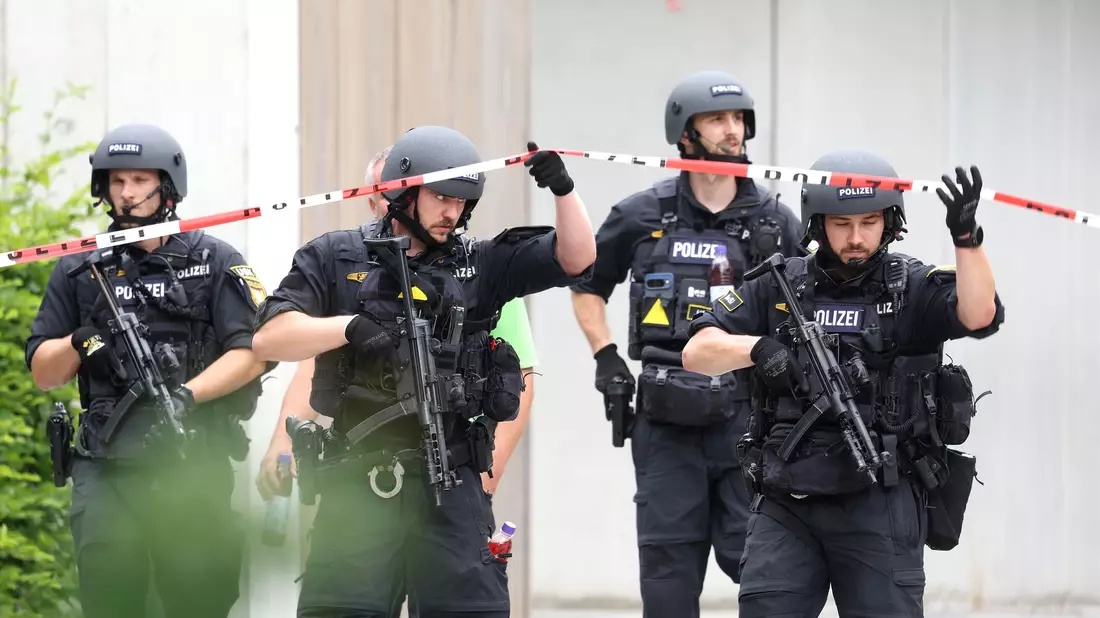 Polizisten auf dem Schulgelände. - Bild: Karl-Josef Hildenbrand/dpa