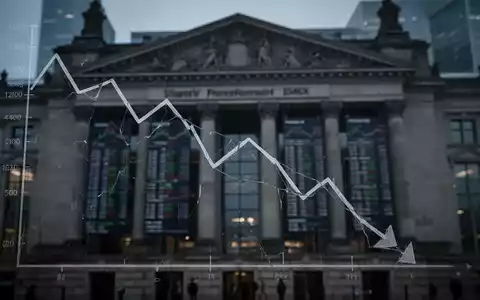 Ein stilisierter, leicht gebrochener Graph, der einen Abwärtstrend darstellt, vor dem unscharfen Hintergrund der Frankfurter Börse. - Foto: über boerse-global.de