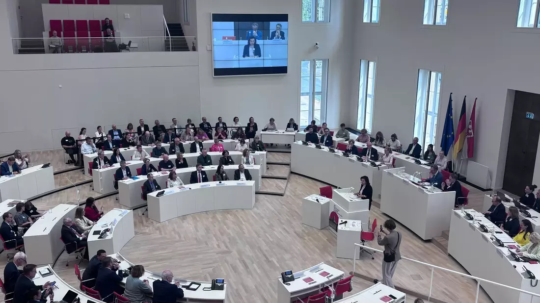 Bundesforschungsministerin Dorothee Bär (CSU) will die Freiheit der Wissenschaft vor Bedrohungen bewahren - das machte sie bei einer Veranstaltung in Potsdam deutlich. - Bild: Marc-Oliver von Riegen/dpa