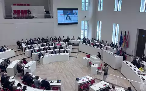 Bundesforschungsministerin Dorothee Bär (CSU) will die Freiheit der Wissenschaft vor Bedrohungen bewahren - das machte sie bei einer Veranstaltung in Potsdam deutlich. - Foto: Marc-Oliver von Riegen/dpa