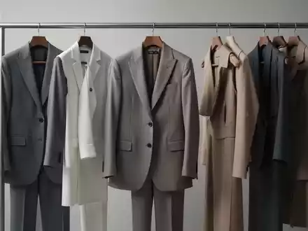 Eine aufgeräumte Kapselgarderobe mit minimalistischen Kleidungsstücken in neutralen Farben, die Funktionalität und Stil betonen. - Foto: über boerse-global.de