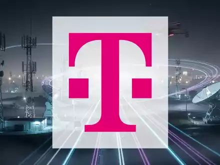 Abstrakte Darstellung von Telekommunikationsinfrastruktur mit Lichtspuren, die schnelle Datenübertragung und Netzwerkerweiterung symbolisieren. - Foto: über boerse-global.de