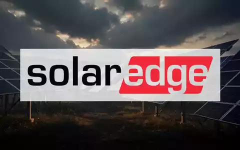 Abstrakte, atmosphĂ€rische Szene einer Solarenergielandschaft in der DĂ€mmerung, die einen RĂŒckgang im Sektor andeutet. - Foto: ĂŒber boerse-global.de
