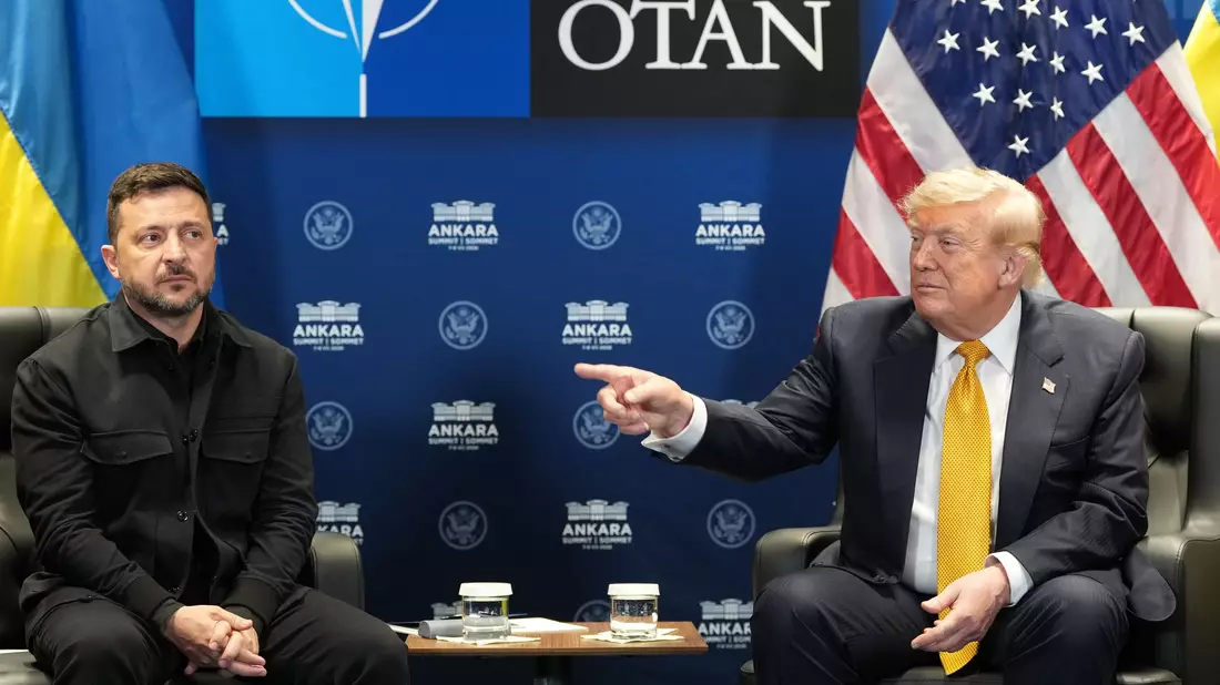 «Haben Sie eine Frage für Präsident Putin?» An einer Stelle des Auftritts zeigte Trump bei dieser Frage auf Selenskyj. - Bild: Alex Brandon/AP/dpa