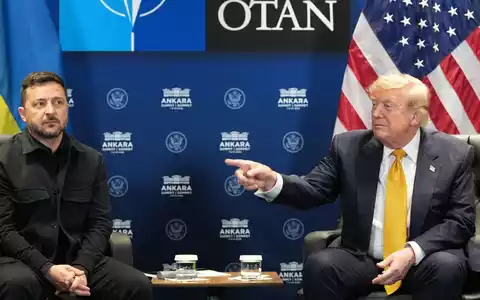 «Haben Sie eine Frage für Präsident Putin?» An einer Stelle des Auftritts zeigte Trump bei dieser Frage auf Selenskyj. - Foto: Alex Brandon/AP/dpa