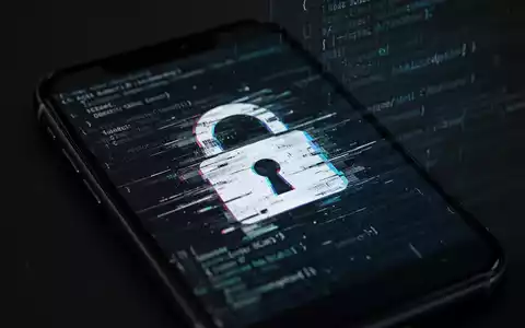 Smartphone-Bildschirm mit glitchhaftem Schloss-Symbol, das mobile Sicherheitsbedrohungen und Malware darstellt. Codezeilen im Hintergrund sichtbar. - Foto: über boerse-global.de