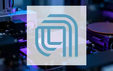 Abstrakte Darstellung eines Halbleiter-Reinraums mit komplexen Maschinen und Siliziumwafern, in kühlem Blau und Lila beleuchtet. - Foto: über boerse-global.de