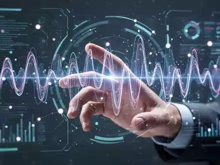 Menschliche Hand interagiert mit leuchtendem holografischem Display, das abstrakte Schallwellen und Daten zeigt, für KI-Sprachtechnologie. - Foto: über boerse-global.de