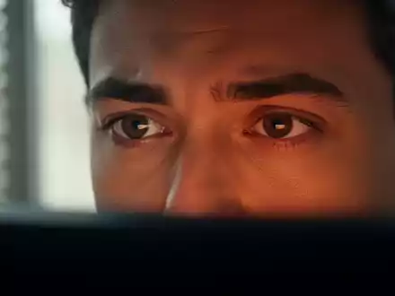 Nahaufnahme der Augen einer Person, die auf einen Computerbildschirm blickt, mit einer verschwommenen Reflexion des Bildschirms. - Foto: über boerse-global.de