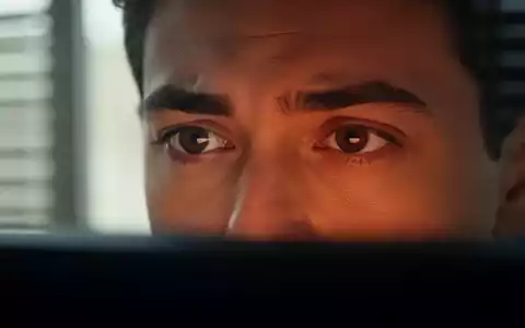 Nahaufnahme der Augen einer Person, die auf einen Computerbildschirm blickt, mit einer verschwommenen Reflexion des Bildschirms. - Foto: über boerse-global.de