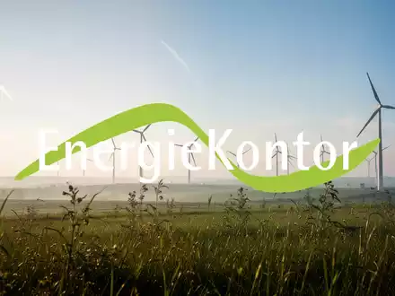 Abstrakte Darstellung des Sektors erneuerbare Energien mit Andeutungen von Windkraftanlagen unter einem klaren, optimistischen Himmel. - Foto: über boerse-global.de