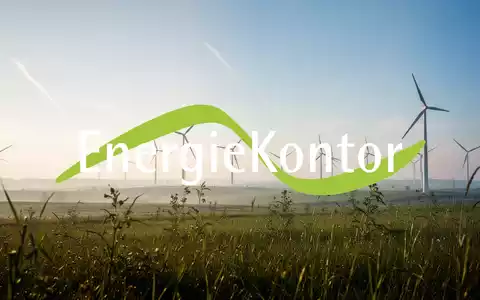 Abstrakte Darstellung des Sektors erneuerbare Energien mit Andeutungen von Windkraftanlagen unter einem klaren, optimistischen Himmel. - Foto: über boerse-global.de