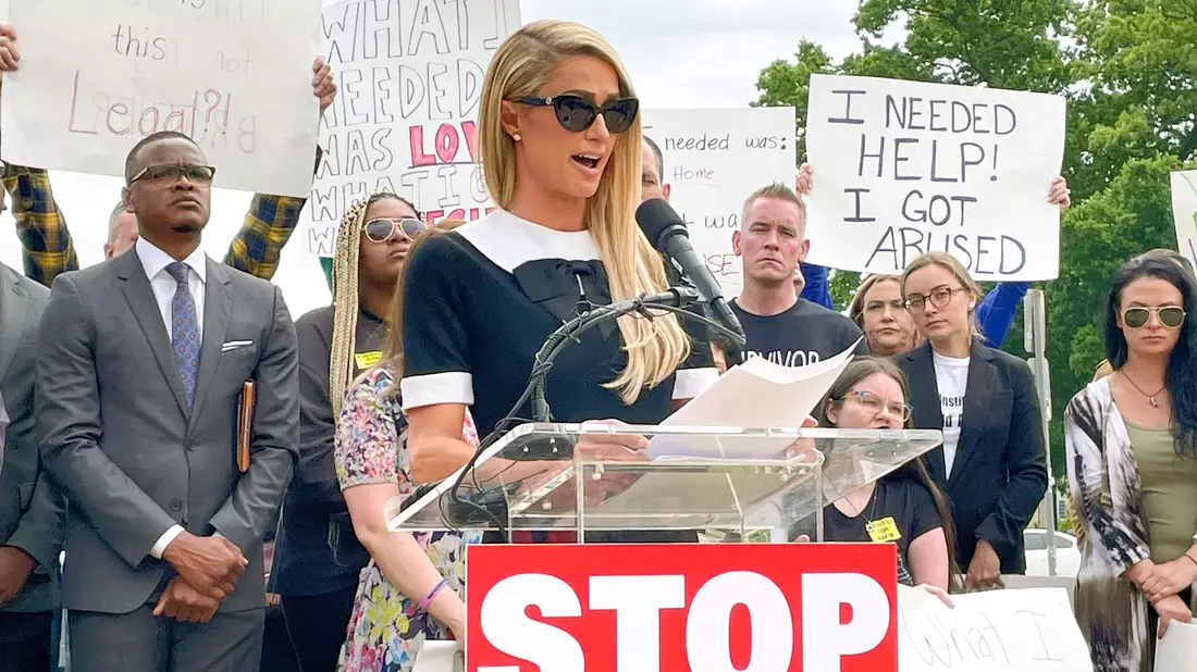 Paris Hilton setzte sich für besseren Schutz von Minderjährigen in privaten Jugendeinrichtungen ein. - Bild: Pablo Martinez Monsivais/AP/dpa