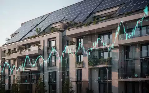 Eine moderne Gebäudefassade mit Solaranlagen und grünen Elementen, die finanzielle Anpassungen und Förderungen symbolisiert. - Foto: über boerse-global.de