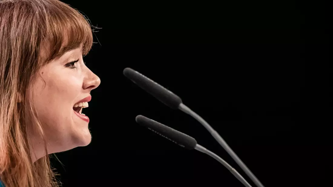 Ex-Grünen-Chefin Lang kritisiert die geplanten strengeren Regeln für Krankschreibungen im Job. (Archivbild) - Bild: Christoph Soeder/dpa
