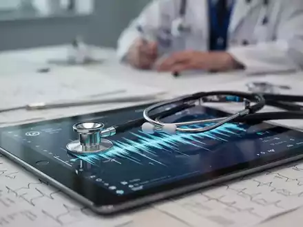 Ein Stethoskop liegt auf einem Tablet, das eine Podcast-Wellenform anzeigt, mit medizinischen Diagrammen im Hintergrund. - Foto: über boerse-global.de