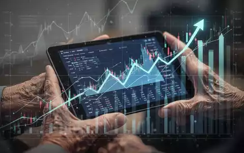Eine Nahaufnahme von Händen, die ein Tablet mit Anlagendiagrammen halten, vor einem Hintergrund von abstrakten Finanzdatenvisualisierungen. - Foto: über boerse-global.de