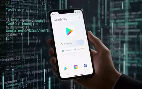 Eine Hand hält ein Smartphone mit der neu gestalteten Google Play Store-Oberfläche und pillenförmigen Navigationselementen. - Foto: über boerse-global.de