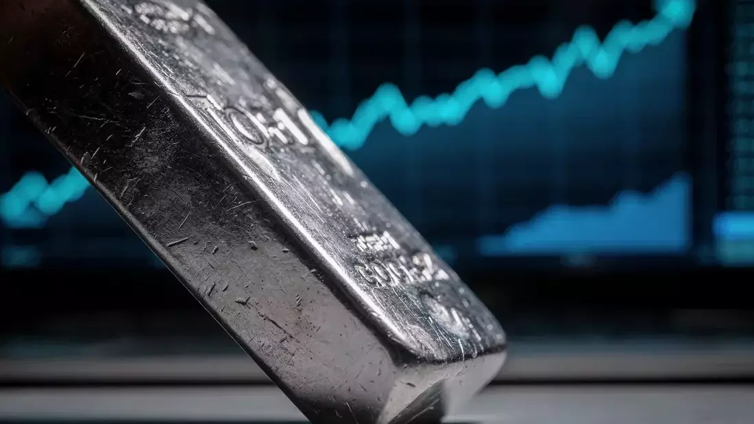 Silver Plunges Below $60 on Fed Hawkish Minutes and US-Iran Tensions