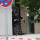 Spezialkräfte durchsuchen die Schule. - Bild: Karl-Josef Hildenbrand/dpa
