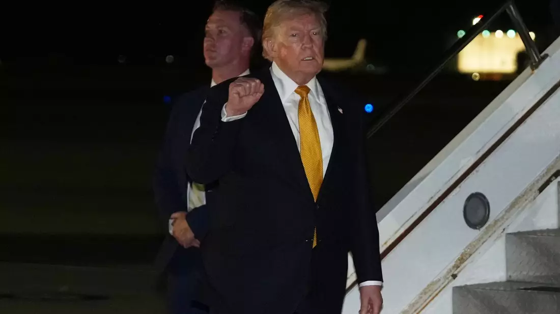 US-Präsident Trump stellt einen noch größeren Truppenabzug aus Europa in Aussicht. - Bild: Alex Brandon/AP/dpa