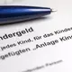  In mehreren Stufen soll das Kindergeld künftig «proaktiv» ausbezahlt werden - ohne Antrag, also ohne Papierkram. (Symbolbild) - Bild: Jens Büttner/dpa-Zentralbild/dpa
