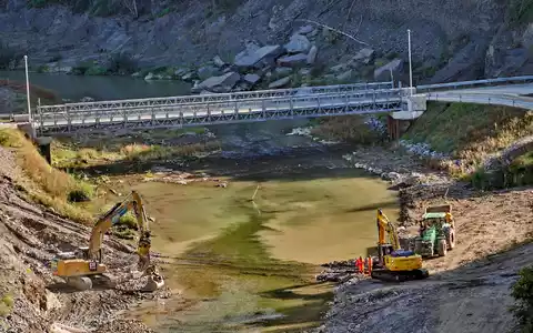 Aufbauarbeiten nach der Ahrtal-Flut. Hochwasser hemmen die wirtschaftliche Entwicklung. (Archivbild) - Foto: Thomas Frey/dpa