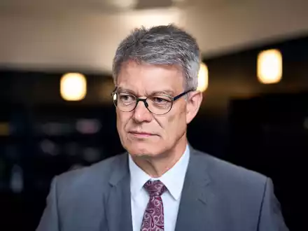 «Der beste Hitzeschutz ist, technisch auf dem neuesten Stand zu sein»: Bundesverkehrsminister Patrick Schnieder. - Foto: Michael Ukas/dpa