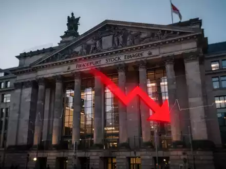 Frankfurter Börse bei Dämmerung mit rotem Abwärtspfeil, der einen Marktrückgang nach Trumps Aussage andeutet. - Foto: über boerse-global.de