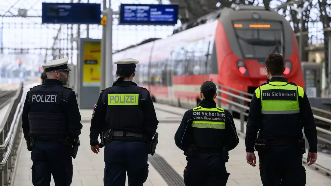 Die Zahl der Straftaten im Zuständigkeitsbereich der Bundespolizei ging 2025 zurück. Das gilt nicht für die Gewaltdelikte. (Symbolbild) - Bild: Robert Michael/dpa